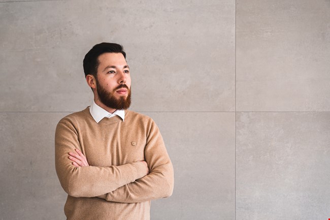 Golden Sunset Sutivan room host image