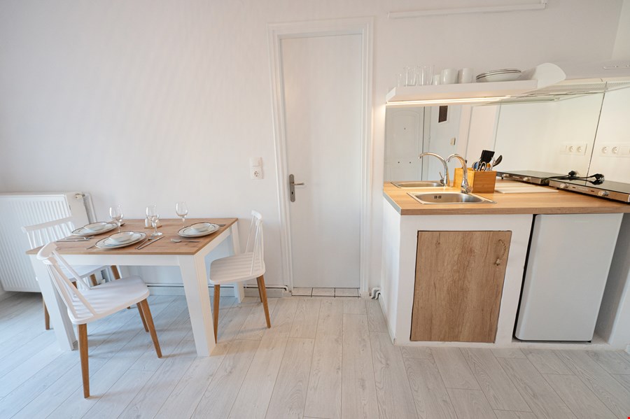 The White Rose Hotel room workspace image 32015051-8a6d-4a86-af98-512211914032_DSC4781.jpg,c5bdb445-9bc9-45b3-a046-587f3ff33f1d_DSC9240.jpg