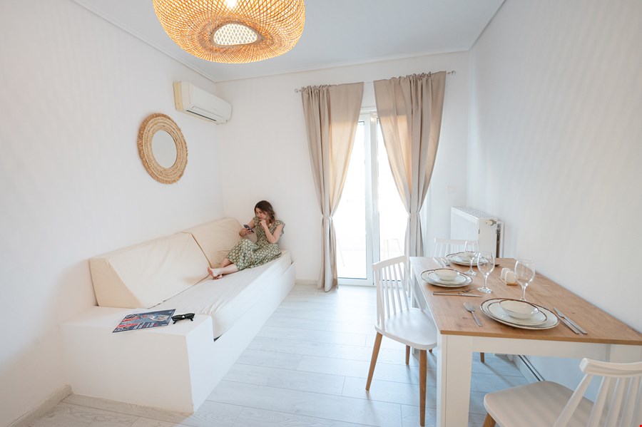 The White Rose Hotel room workspace image 32015051-8a6d-4a86-af98-512211914032_DSC4781.jpg,c5bdb445-9bc9-45b3-a046-587f3ff33f1d_DSC9240.jpg