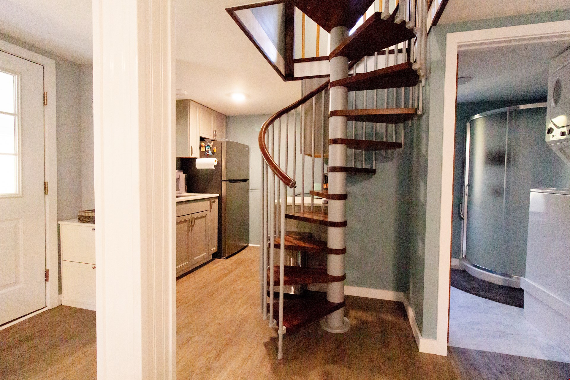 Hotel Fort Ann United States nomad remote 64e1cb42-e913-41ca-9bd6-f2ac716e3d40_KitchenBathroomStaircase.jpg