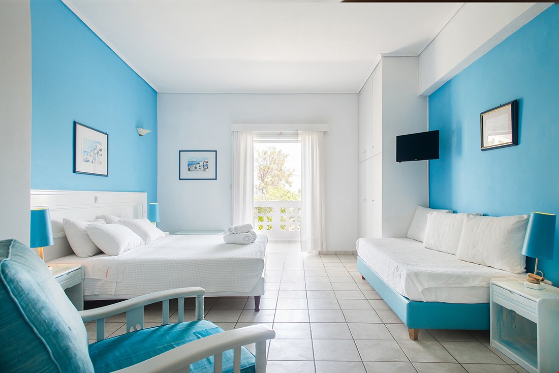 Hotel Xylokastro Greece nomad remote 48ef4d60-0f03-4c04-9512-9d2d4cd4121b_daphnes_Club_003_hibiscus.JPG