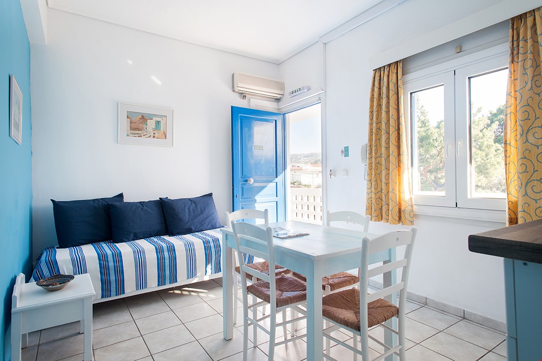 Hotel Xylokastro Greece nomad remote 9aece499-ea96-4457-94c7-1827b3875644_daphnes_Club_088_narcissus.JPG