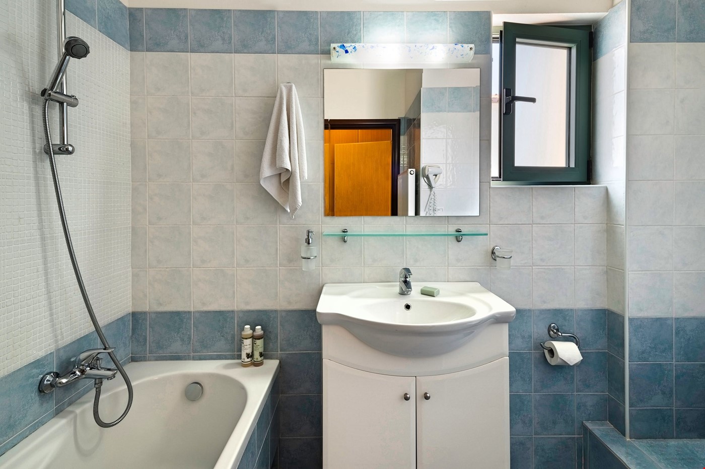 Hotel Xiro Chorio Greece nomad remote f0c8995a-81ff-45bf-bb4f-b13133018c80_Bathroom2VillaAlkyoniAlkyonidesVillasRethymnoCrete.jpg