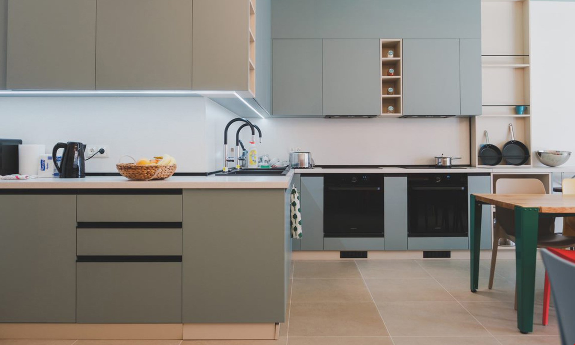 Hotel Sofia Bulgaria nomad remote 76d3b59f-1f57-454a-a204-3a16eca7be81_kitchenr.jpg