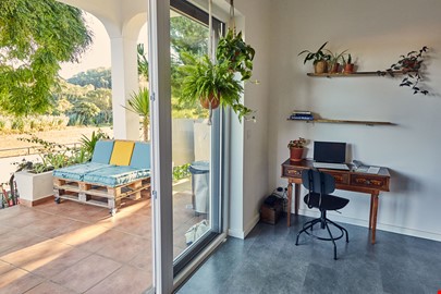 Barefoot Guesthouse Ericeira workspace image