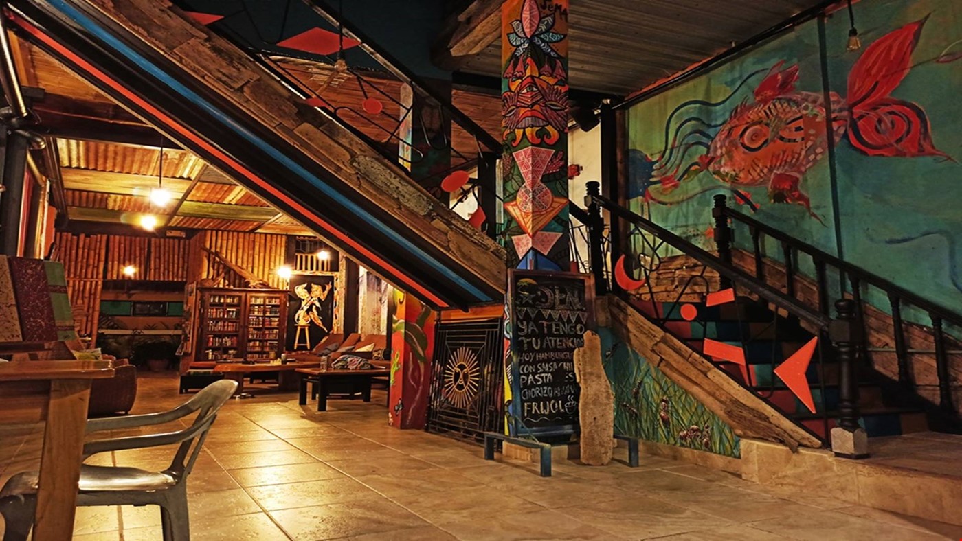 Hotel Bahía de Caráquez Ecuador nomad remote c3b6031d-94b9-4252-a751-3660235ed383_stairs003.jpg