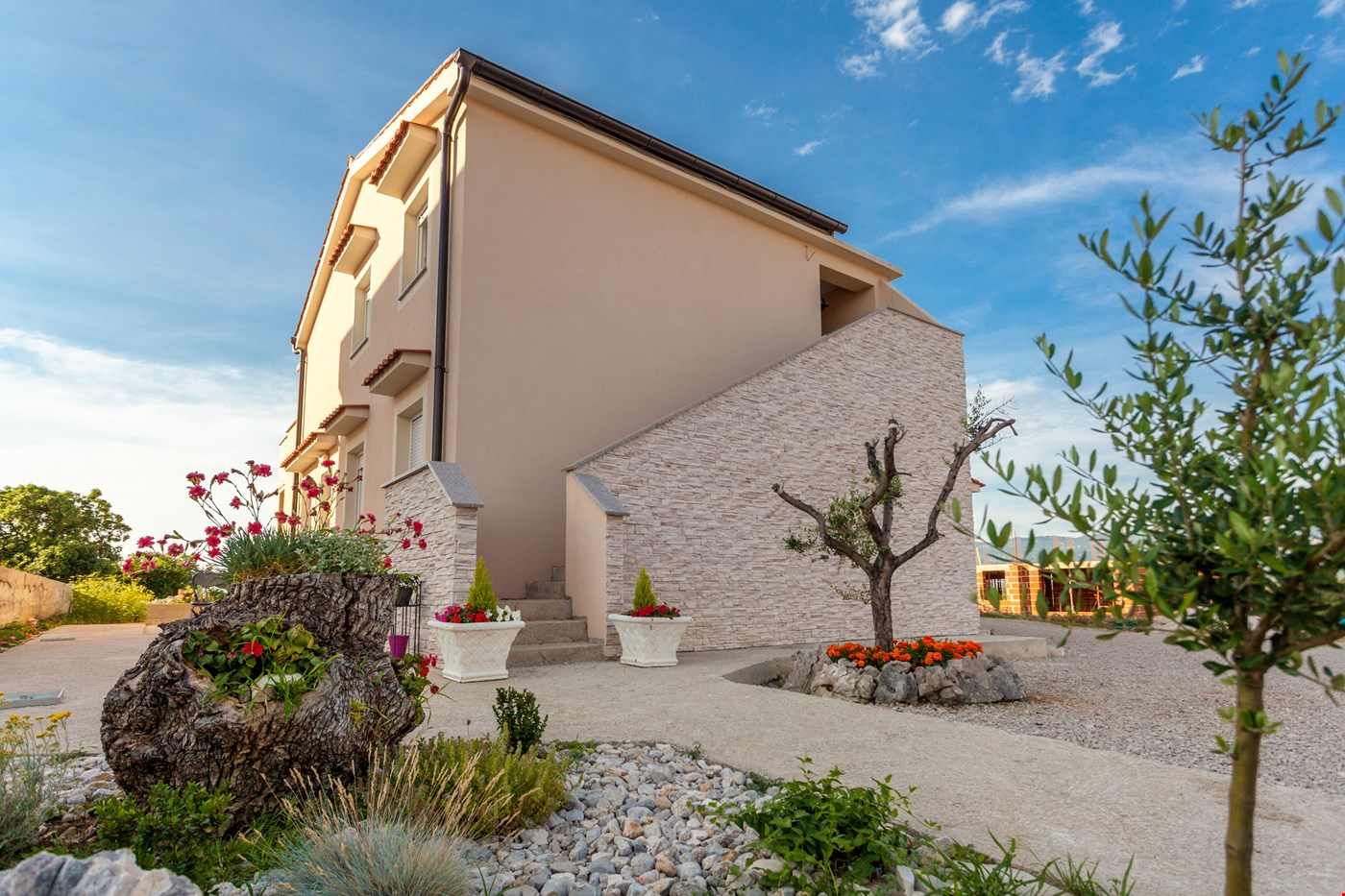 Hotel Omisalj Croatia nomad remote 9336b7d3-03c6-4ba5-9c62-df72e29e28ab_photo1.jpg